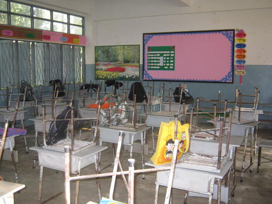 ein Blick in das Klassenzimmer,
auffällig, fast alle kommen mit Rucksack zur Schule.