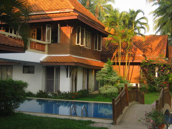 Coral- Hotel am Strand von Bangsaphan yai.