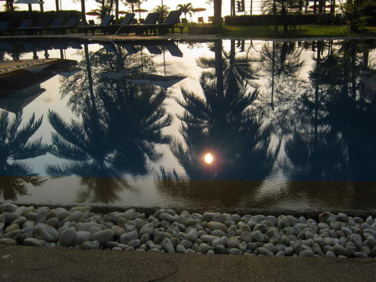 Der Pool, ein Spiegel für den Augenblick.