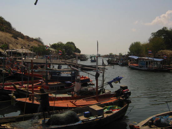 Der kleine Fischereihafen Von Khao Takiab.