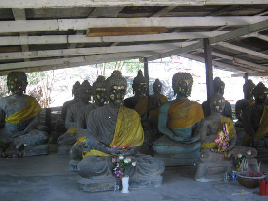 Dieses sah aus wie eine Art Werkstatt, in der die Buddhas
wieder auf Glanz gebracht werden sollen