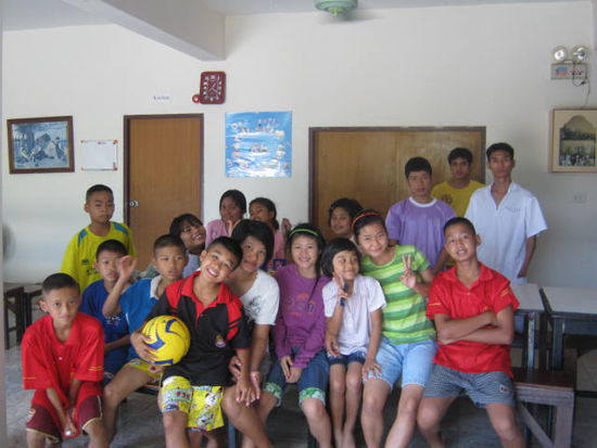 Die Kinder gehen alle in eine Schule in Praburi, am Wochenende
haben sie frei- so konnten fast alle mit aufs Bild.