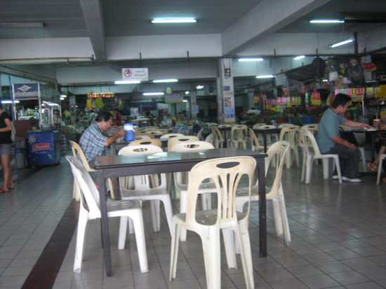 ein typisches thailändisches Schnellrestaurant in Pranburi,
nach dem Besuch im Heim konnte ich hier lecker thai
essen