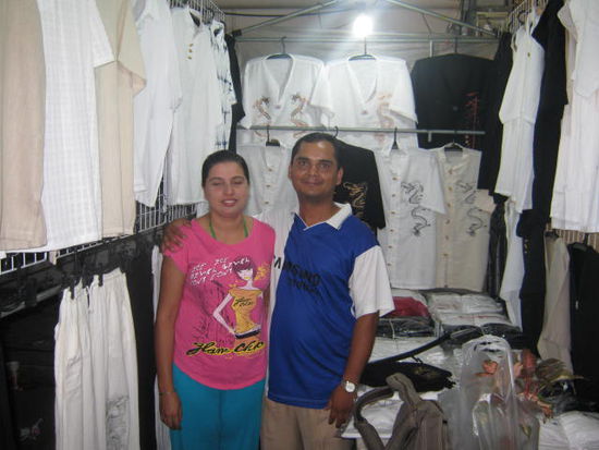 Mr. Lake mit seiner Frau in seinem kleinen Nacht-Shop,
nahe dem Tempel, Sie verkaufen noch typische Asia-Klamotten,
auch auf Bestellung.