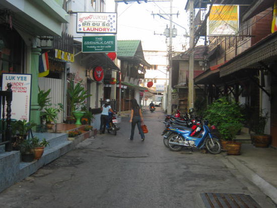 Die Altstadt, mit vielen Bars, Gasthäuser, Massagesalons,
am ruhigen Morgen, am Abend tobt hier das Leben, jedenfalls
was Lautstärke und Verkehr angeht.
