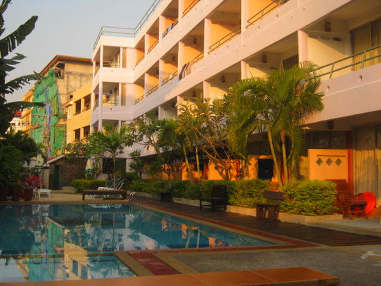 Peony- Hotel in der Narisdamri Road,
Ein Zimmer mit Balkon ist Für 1.400,-THB zu haben,
hier hat man echt seine Ruhe.