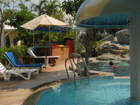 Hier bin ich Im Baan Montra Beach Resort, eine feine sehr
schöne Anlage, die Zimmer kosten hier zwischen 1.500,- und
4.000,-Bath