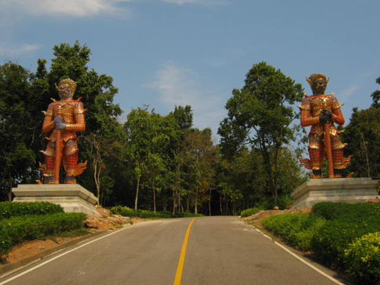 Wächter auf dem Weg zum Wat Thang Sai.