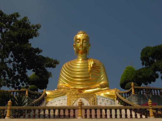 der 12 meter hohe Buddha,
als ich das erste mal hier, 1988, fehlte ihm noch das golden
"Kleid".