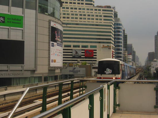 Mit einem Linienbus bin ich bis zur Silom Road gefahren, dann weiter mit dem Sky-Train,