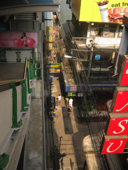 Blick vom Bahnhof "NANA" auf die Sukhumvit Road.