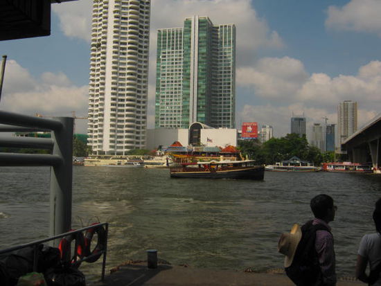 Hafen an der Taksin Brücke.