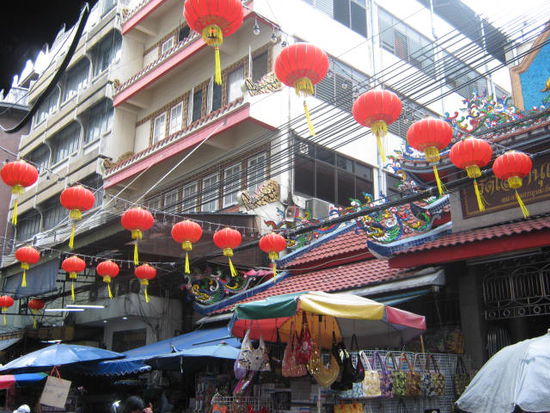 Im Februar- kurz vor dem chinesischen Neujahrsfest, sind alle
Gassen und Strassen geschmückt,- dominierende Farbe ist un-
übersehbar rot.