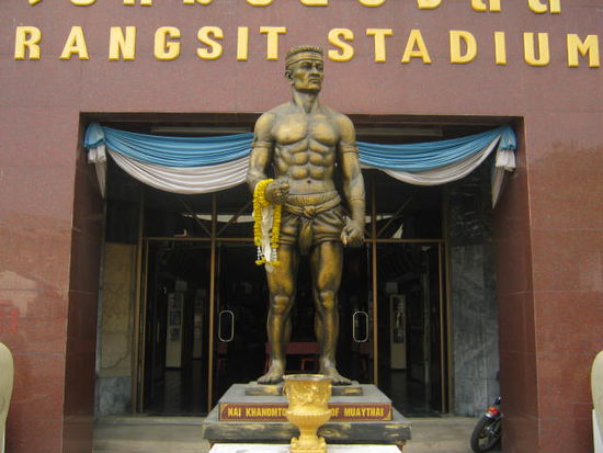 Muay Thai Institut Rangsit,
der günstigste weg - vom Victoria- Monument,Sky-train station,
mit einem minibus, für 25 bath, nach Rangsit, circa 30 km.
auch zurück kommt man gut, direkt an der offiziellen bushaltestelle
halten auch die minibusse in die City.