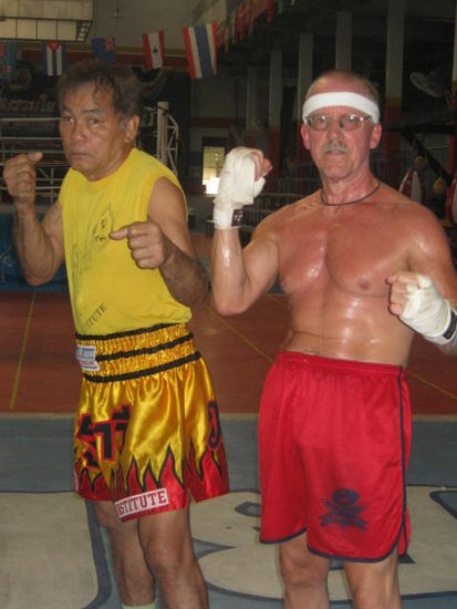 hier mal ganz in Pose mit einem ehemaligen mehrfachen
Champion im Muay Thai,
er bestritt viele Hundert Kämpfe erfolgreich.