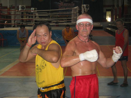 auch das richtige posieren muß geübt werden,
so meint es jedenfalls dieser Master of Muay Thai.