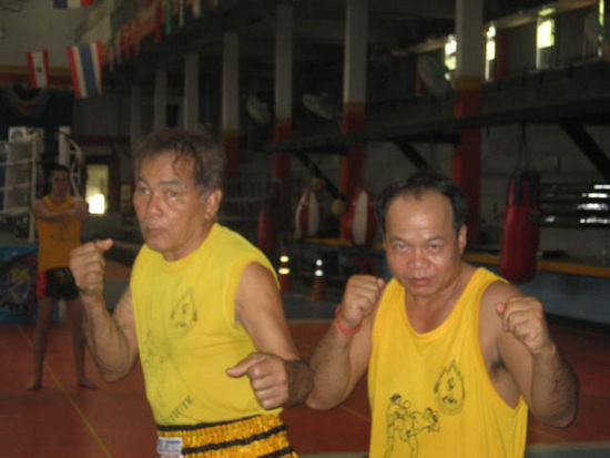 Mit Herz und Seele der Kunst des Muay Thai verbunden,
nur so können sie Kindern und Jugendlichen,
diesen außergewöhnlichen Sport nahe bringen.