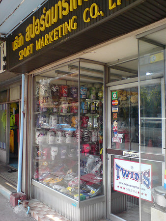 Dieser Shop in bangkok, nähe National Stadion Sky-train
hat so ziemlich alles,
was ein Boxer braucht.