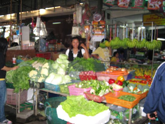 Markt von Hua-Hin, frisch - lecker - preiswert und ein kleiner Flirt 
mit diesem netten Girl - sowieso !