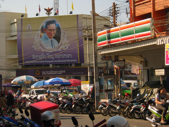 Der König ist immer präsent, auf Fotos oder einfach im Herzen
der Thais, gut so.