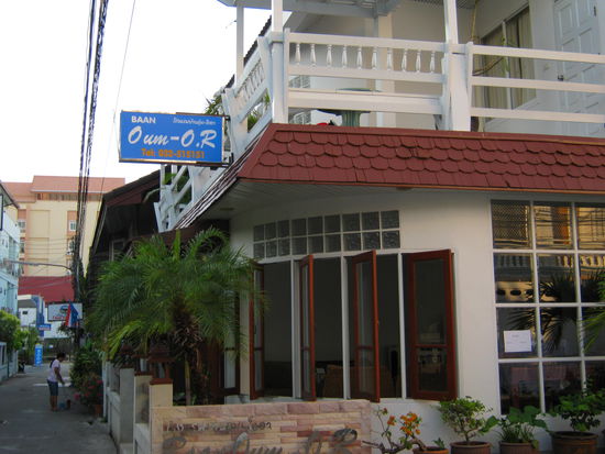 Für 900 Baht wohnte ich ein paar Tage in diesem sehr
gepflegtem Gasthaus