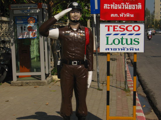 Dieser Polizist ist bei jedem Wetter gut drauf.