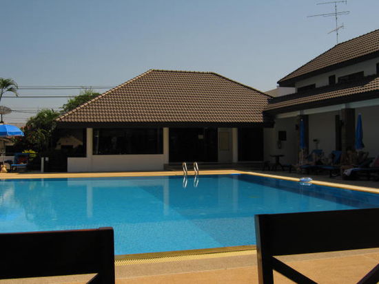 Hua-Hin Sport- Villa, hier wollte ich mir ein Zimmer mieten,
leider ausgebucht auf lange, für 50,- Baht darf man den Pool
nutzen, den Fitnessbereich für 80,- Baht.