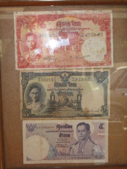 Alte Banknoten mit dem jungen König.