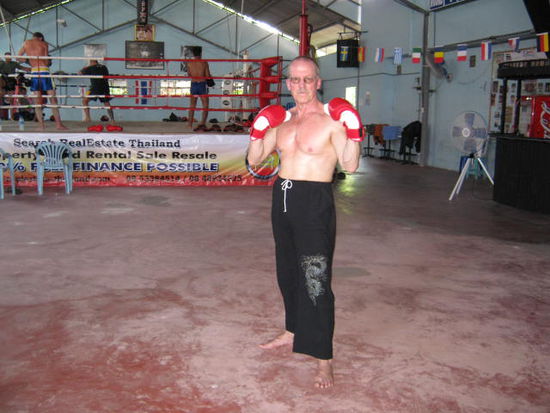 Im Posieren bin ich schon recht gut,
nur mit dem Boxen schleift es noch mächtig, das gute,
habe mich recht gut in Berlin vorbereitet, bin fit.