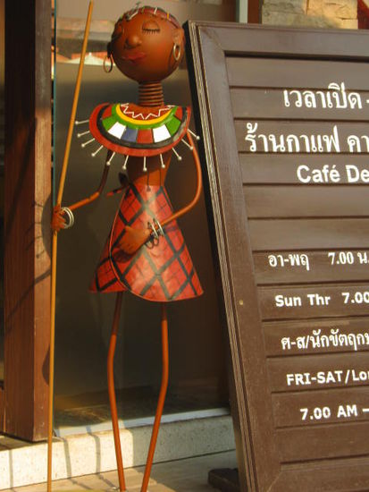 Dieses nette , skurilen Girl ist eine Art Wächter vor dem
Cafe vom Arcadia-Resort