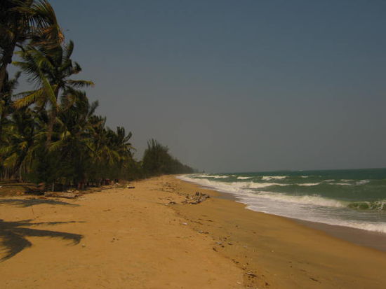 endlos Strand auf der anderen Seite vom Tempel.