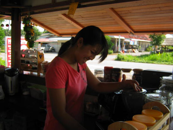 Direkt an der Petkhasem Road in Bangsaphan yai,
joy in ihrem kleinen Cafe-Shop bei der Arbeit,
was man in den meißten noch so teuren Hotels nicht bekommt,
hier gibt es Ihn, Kaffee, frisch-lecker-genußvoll.