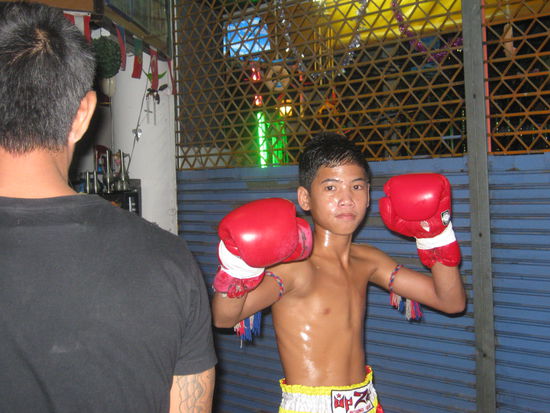 Ein junger Fighter, der seine Kampf gewonnen hat