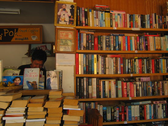 Bücherladen -kaufen-tauschen-lesen,- mit cafe,
direkt am Bahnhof.