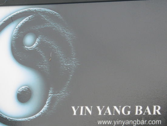 Ob man in dieser Bar seine Balance findet, keine Ahnung, was man hier treffen kann sind nette Girls- nicht mehr.