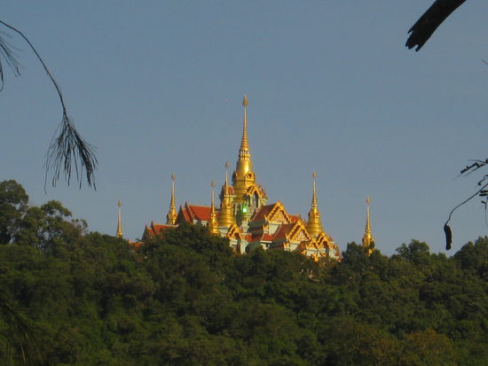 ich wohne im ban rim man, mit Blick direkt auf das Wat Thong Sai.