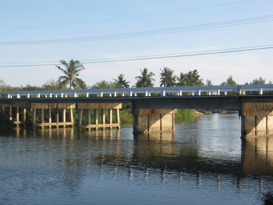 wer nach bankrut will , muss über diese Brücke, nah bei meinem 
Bungalow und selbsteingerichteten Boxcamp.