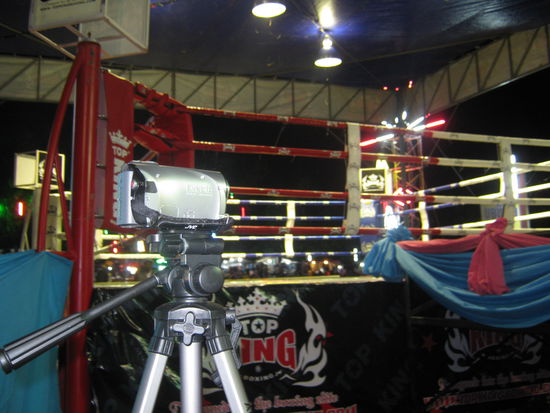 am 5. Dezember , war ich mit der kamera beim Kings Cup,
eine grosse Muay Thai veranstaltung,
unter den 2.000 Besuchern war ich der einzige Ausländer,
Bangsabhan noi, 25km von bankrut.