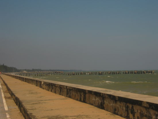 am Ende der Strasse tfifft man dann auf die Uferpromenade,
für ein Beachvergnügen, wie schwimmen oder relaxen nicht geeignet-