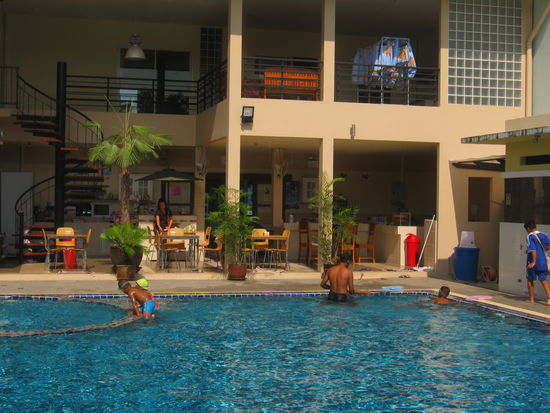 P&amp;P Fitness Center mit Pool, direkt in Thabsakae