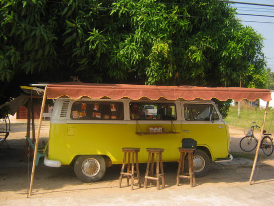 Ein voll funktionstüchtiger 40 Jahre alter VW-Bus als Cafe,
direkt an der Hauptstrasse.