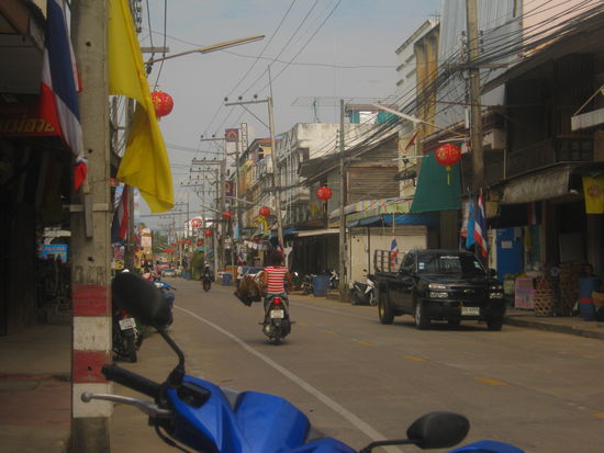 Hauptstrasse- kurz vor dem chinesischen Neujahr