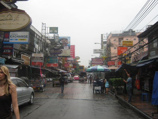 eine sonst bunte strasse verliert sich bei regen in eine graue
welt.