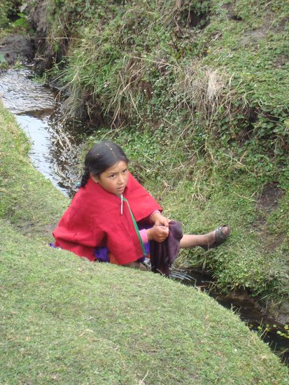 Mädchen dass in einem Fluss Kleider wäscht.. angetroffen in der Nähe des Steinwaldes