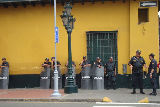 anscheinend ist das hier "normal" dass so viele Polizisten rumstehen...
