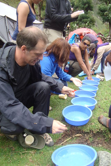vor dem Essen immer schöne Händewaschen ! Mit heissem Wasser das von den Portern aufgekocht wurde.. Luxus in the middle of nowwhere