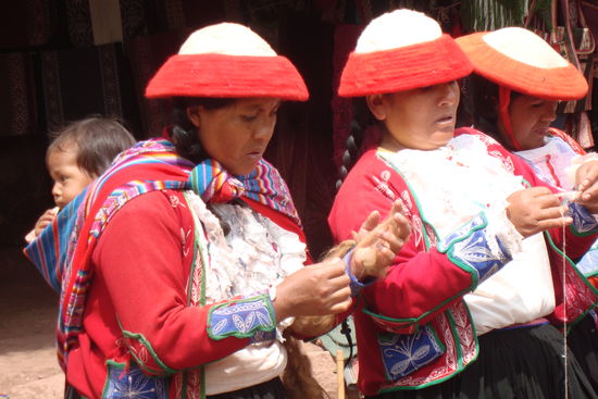 Frauen zeigen wie sie Textilien herstellen