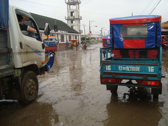 Herzlich willkommen in Puerto Lopez... leider nicht bei Sonnenschein, sondern Schlamm und Regen...