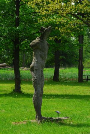 Aussenanlage mit Skulpturen