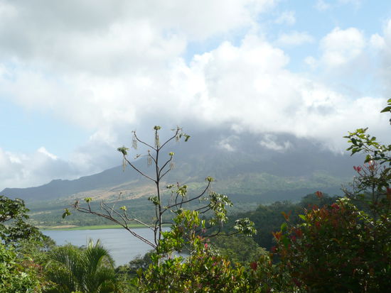 Der Arenal Vulkan versteckt sich hinter den Wolken..